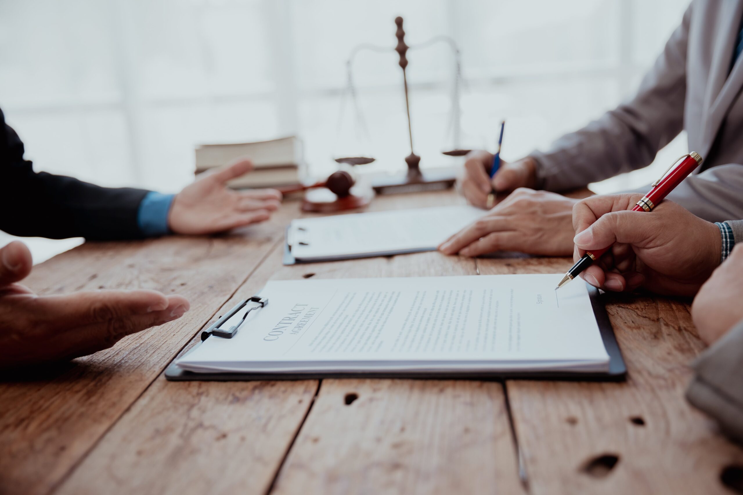 AdobeStock_626156321-min Contract signing